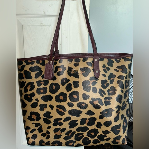 Coach Handbags - Coach reversible Leopard Print Tote NOCALLOUTS NEVERUSED